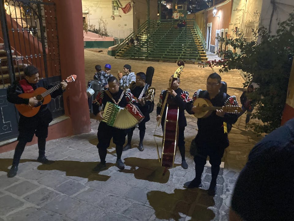 エストゥディアンティーナ