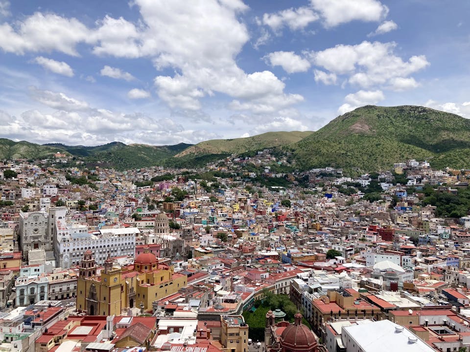 メキシコ　グアナフアトの風景 メキシコ、東都グアナフアト市の美しい歴史的な都市、空と雲の